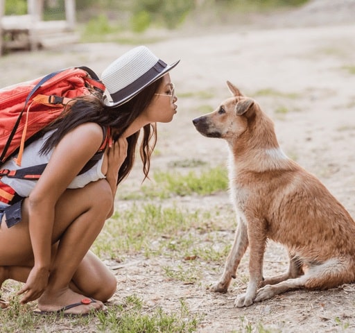 mladá žena vyjadrujúca lásku psovi